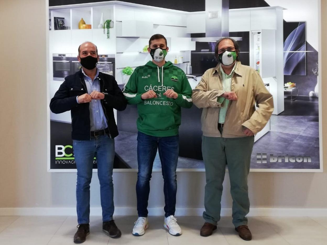 Cárdenas, en el centro, en su presentación de ayer. 