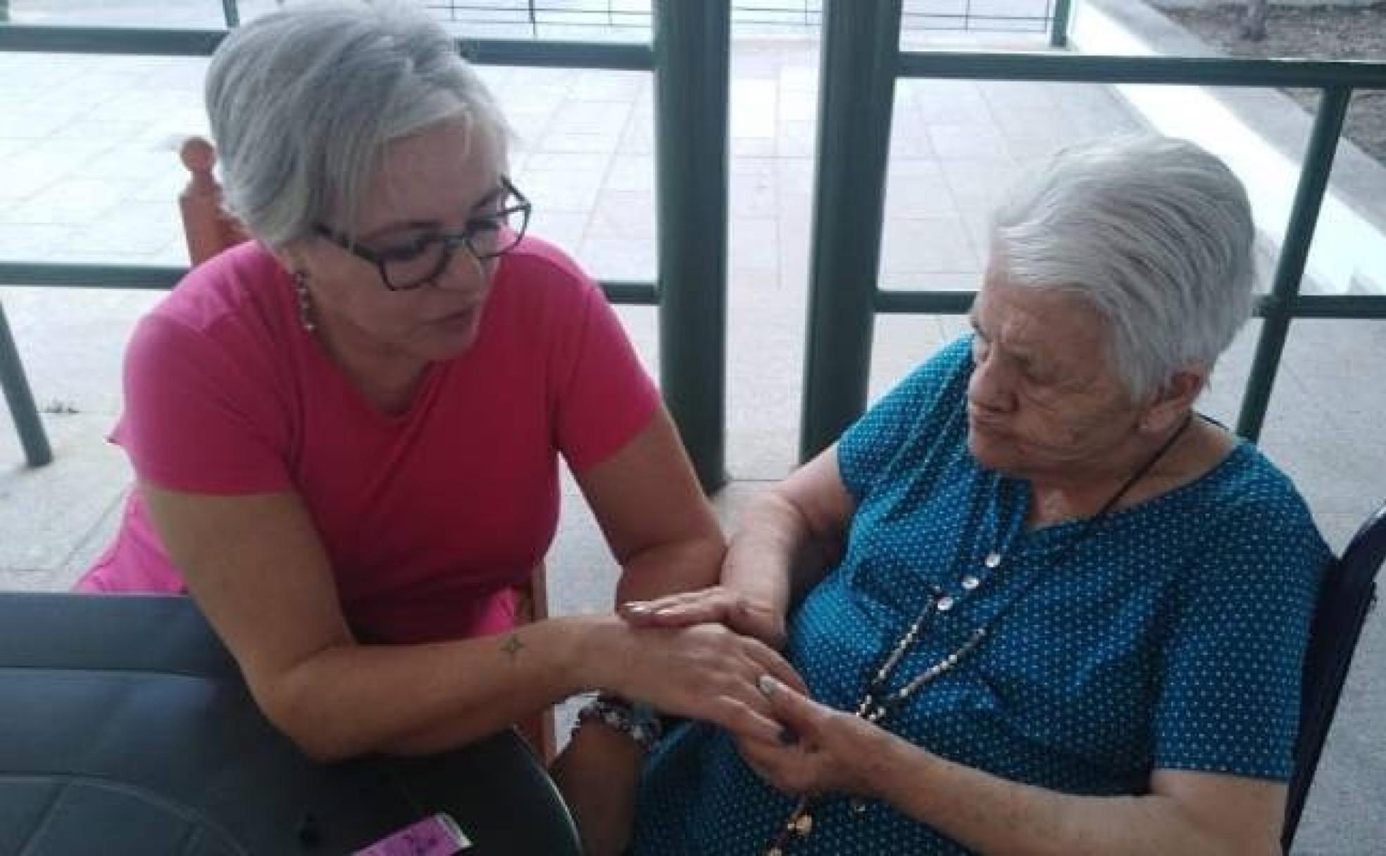 Josefa Carballar durante una visita a su madre antes de la pandemia.