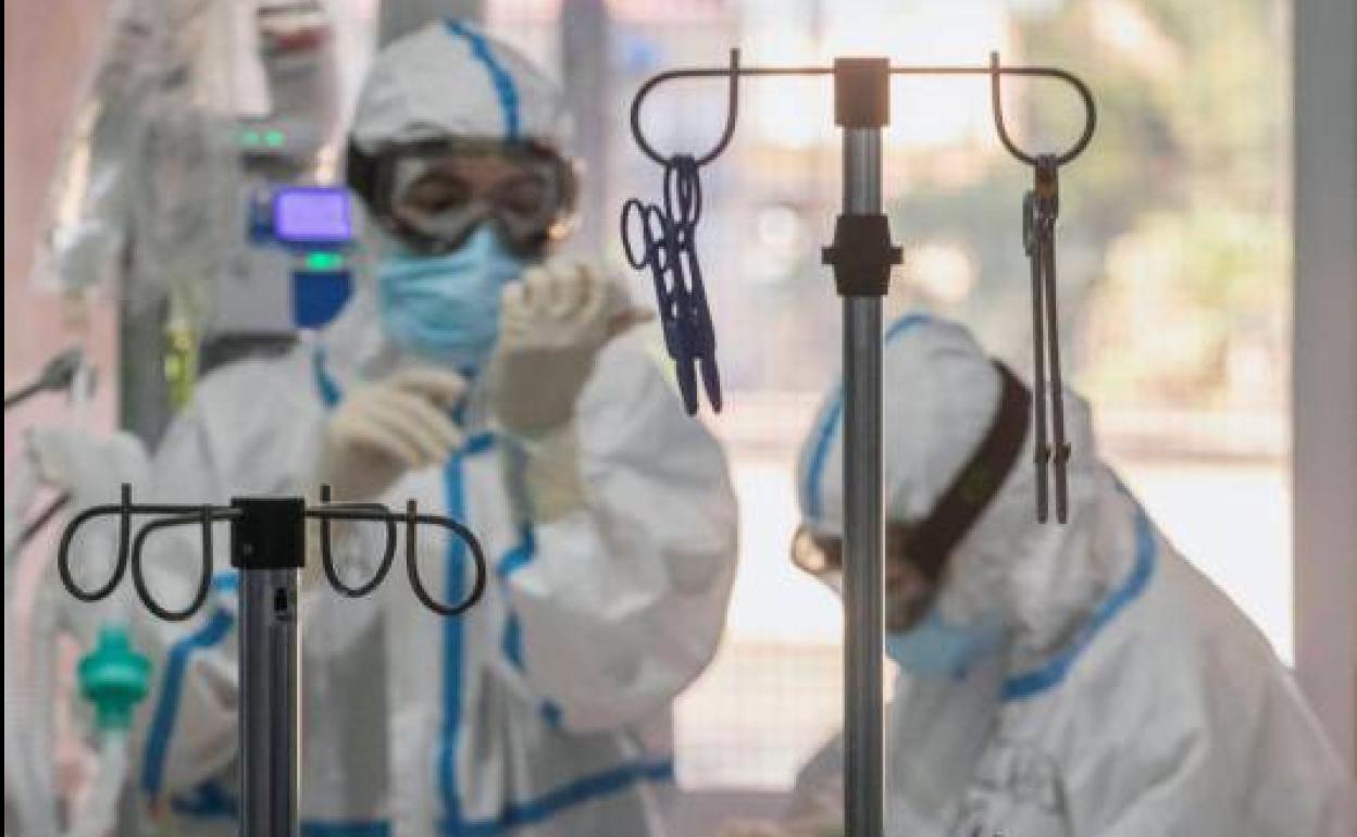 Sanitarios trabajando en una unidad de cuidados intensivos con pacientes covid. 