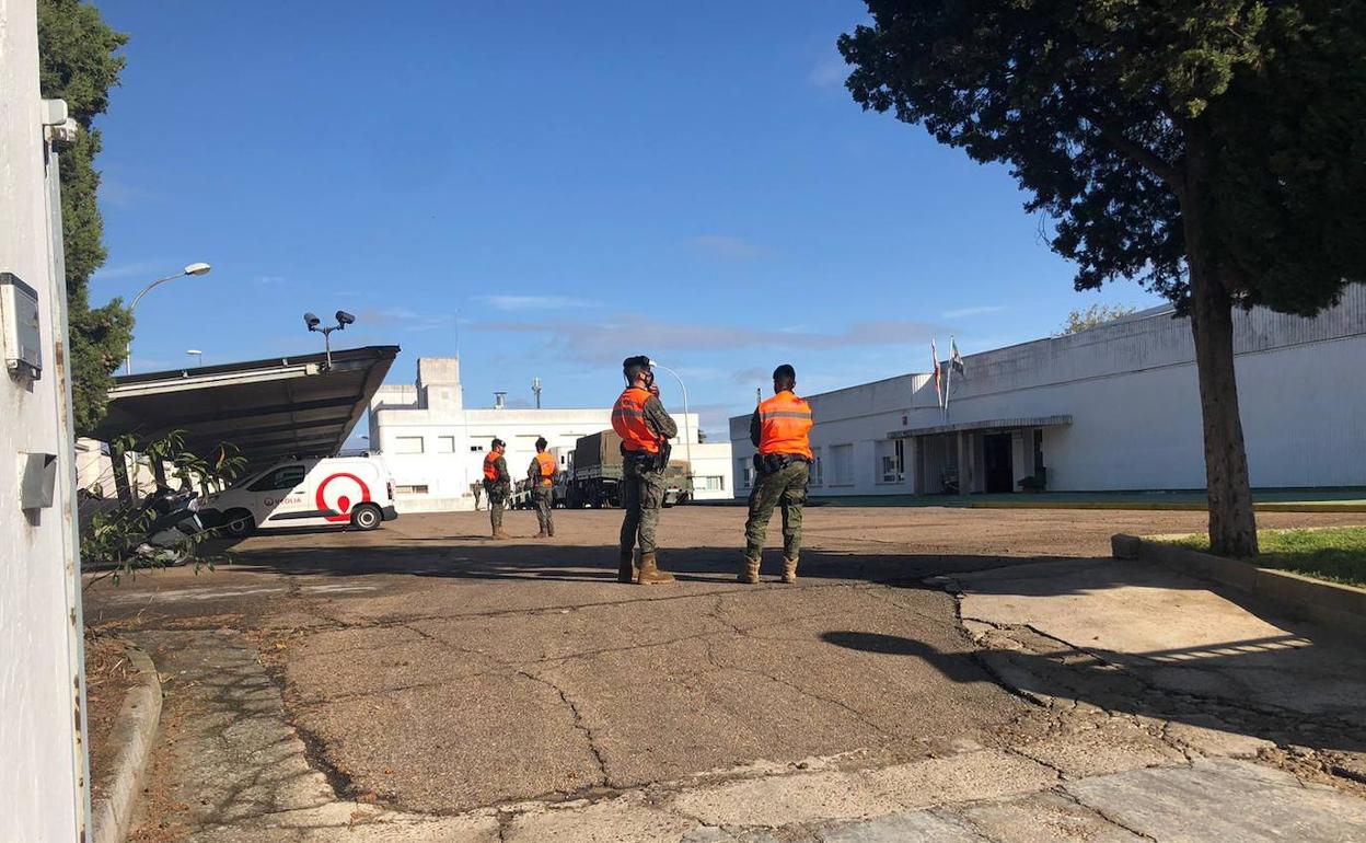 Imagen de laos militares en el centro.