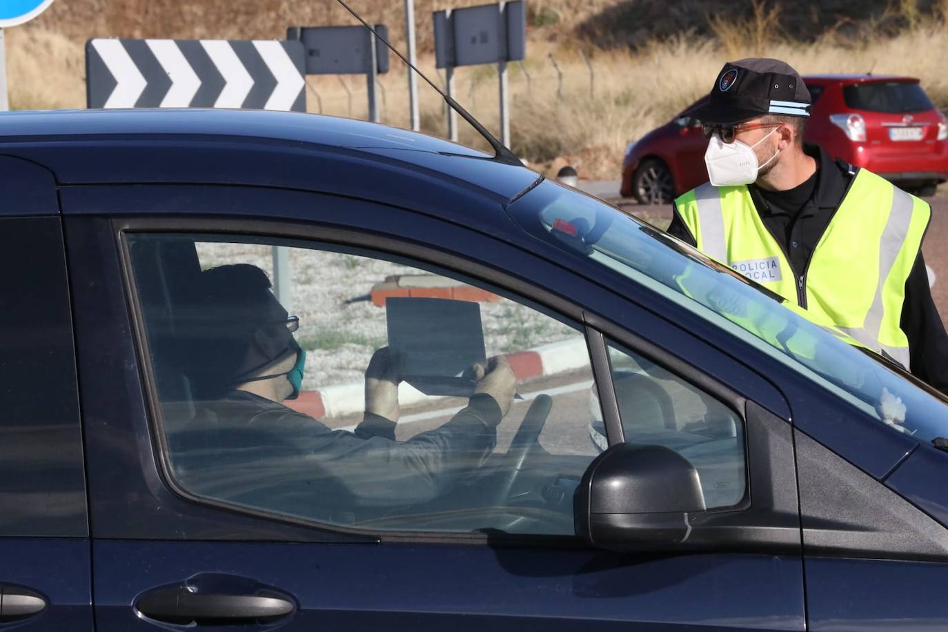 Fotos: Guardia Civil y Policía Local ya controlan las carreteras de acceso a Almendralejo