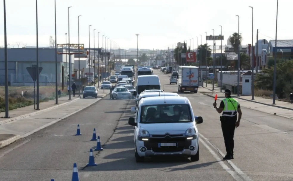 Fotos: Guardia Civil y Policía Local ya controlan las carreteras de acceso a Almendralejo