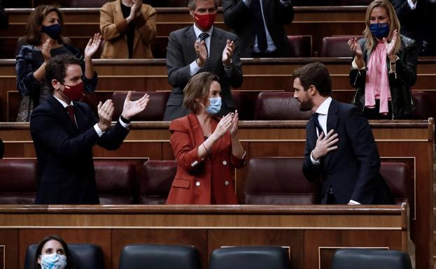 Pablo Casado recibe la ovación de la bancada popular tras su intervención en el debate de moción de censura, en el que anunció su no a respaldar la propuesta de Vox.