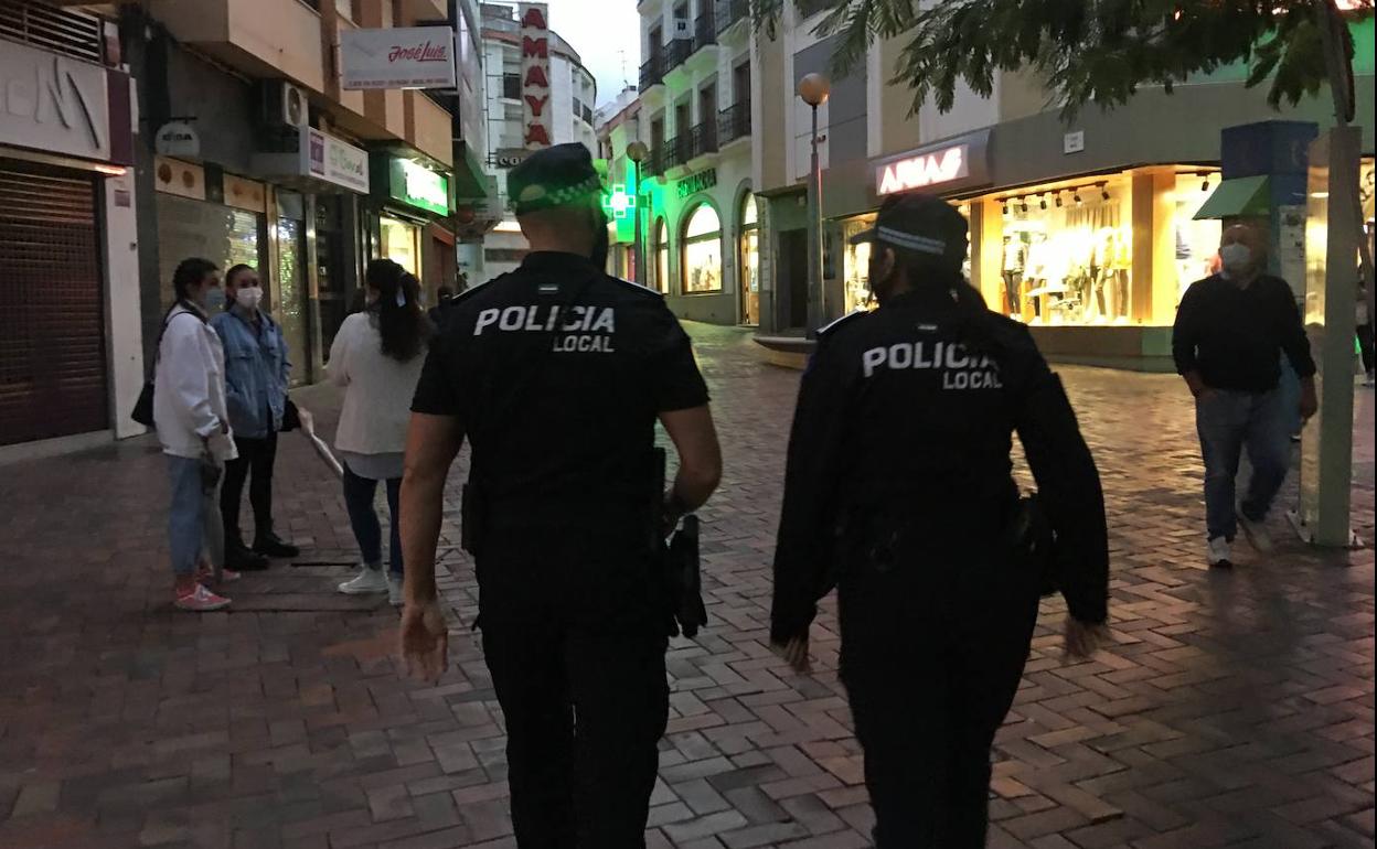 Dos agentes de la Policía Local, patrullando ayer por Almendralejo.