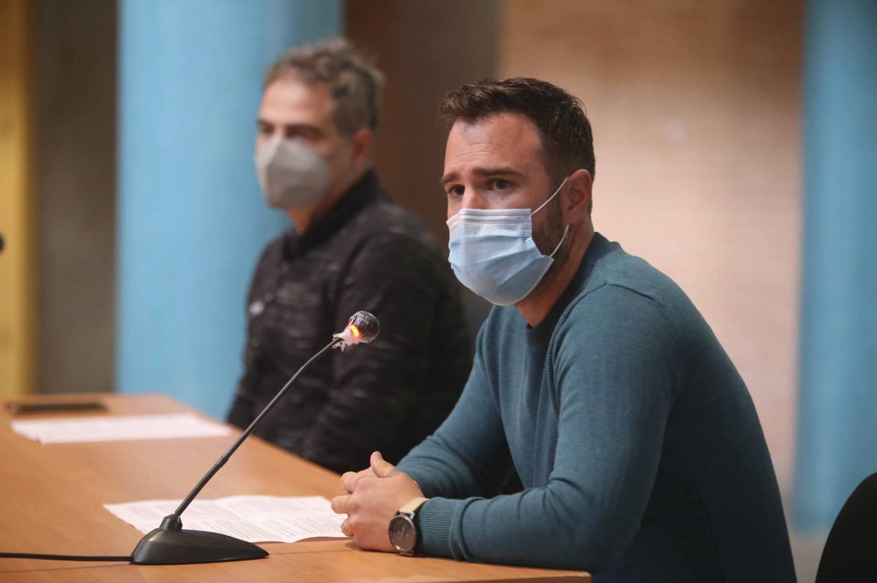 Jorge Vega (en primer término) y Francisco Parras, de Adenex, ayer en Mérida. 