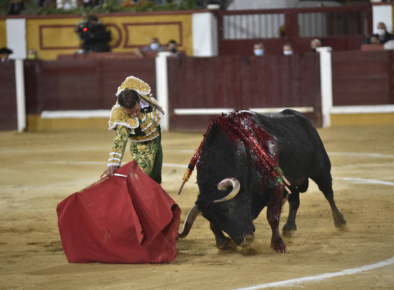 Fotos: Antonio Ferrera mata en maestro seis sorprendentes zalduendos en Badajoz