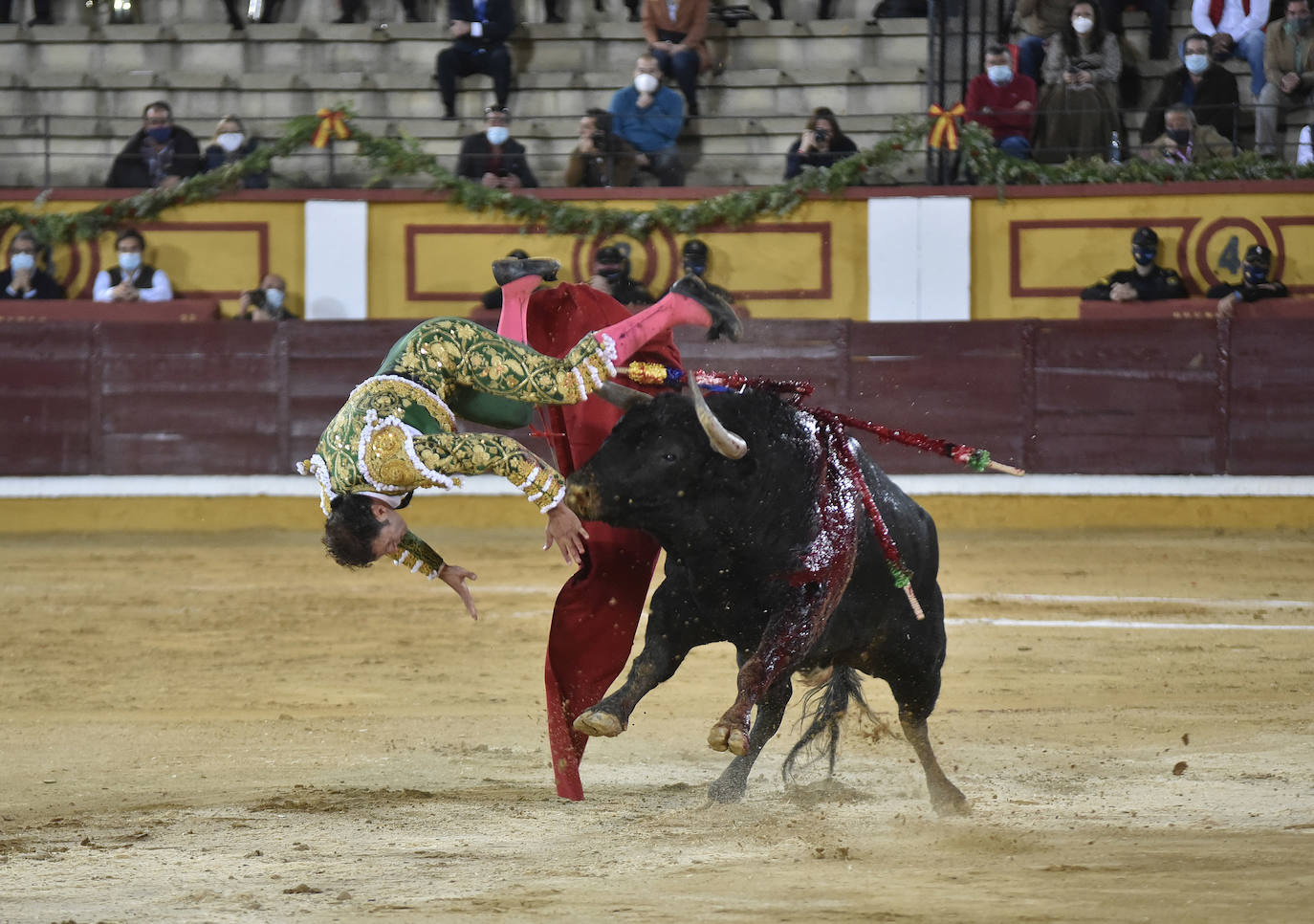 Fotos: Antonio Ferrera mata en maestro seis sorprendentes zalduendos en Badajoz