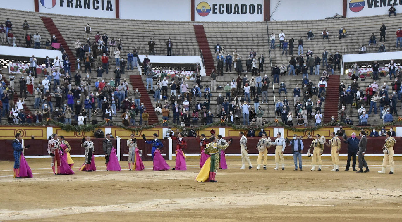 Fotos: Antonio Ferrera mata en maestro seis sorprendentes zalduendos en Badajoz