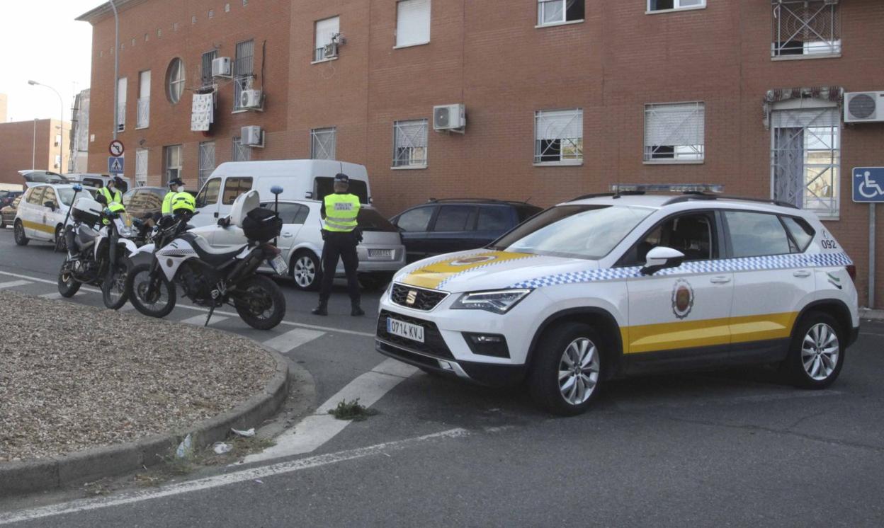 Agentes de la Policía Local, durante sus labores de servicio y control de tráfico. 