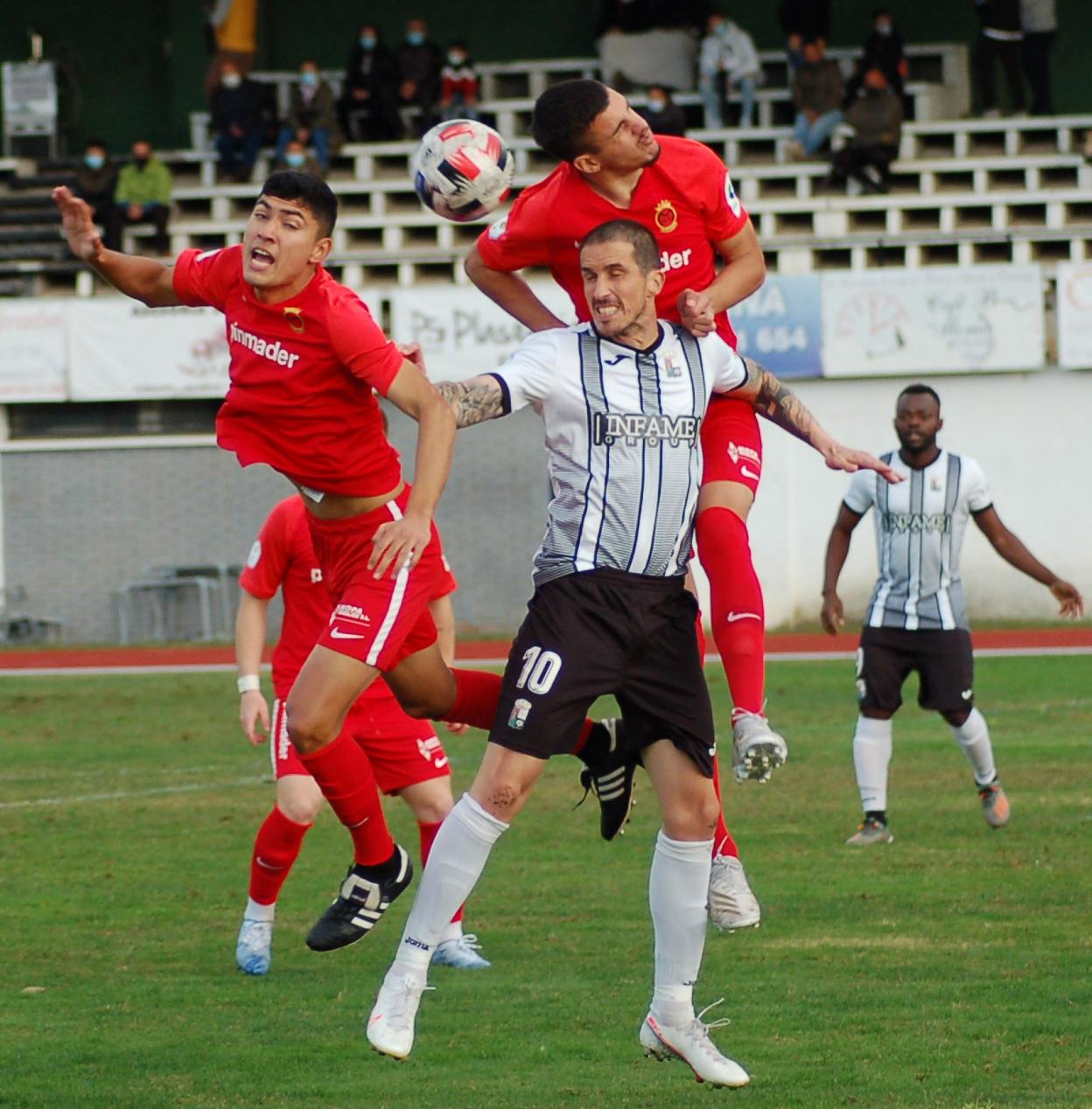 La defensa del Montijo se faja con Aarón en una acción del partido. 