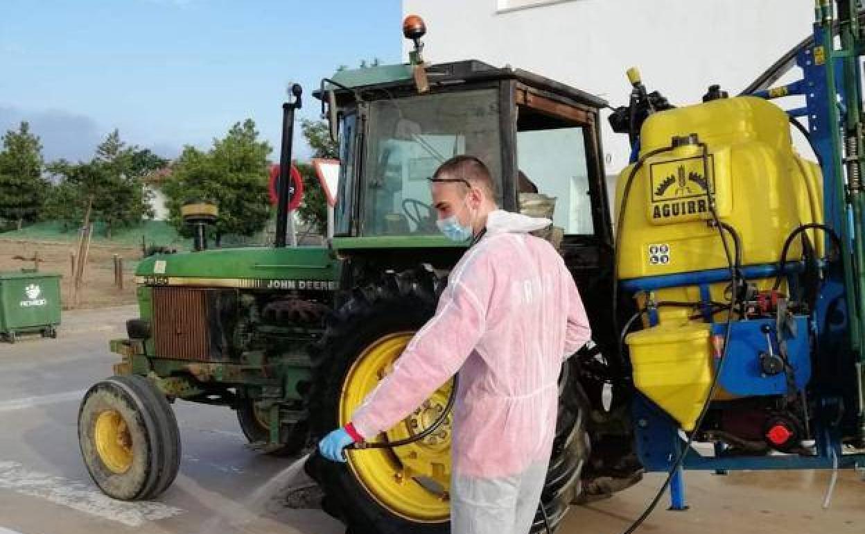 Uno de los voluntarios calamonteños que desinfectaron la localidad en abril