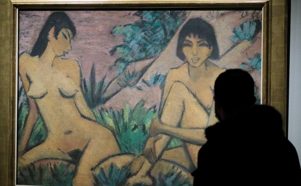 Una mujer observa el cuadro 'Dos desnudos femeninos en un paisaje«' de Otto Mueller en la exposición 'Expresionismo alemán en la colección del barón Thyssen-Bornemisza'. 