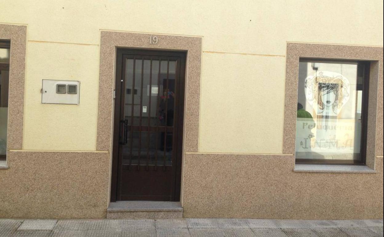 Los ladrones han entrado por la puerta principal de la peluquería. / 