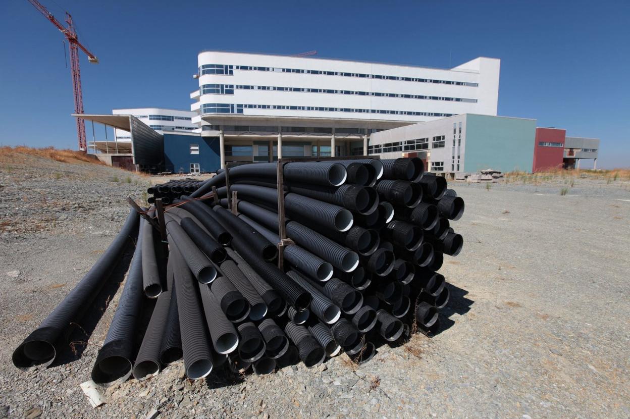 Numerosos tubos se acumulan a la entrada del hospital cuando la obra estaba a medias en 2013. 