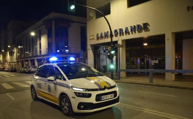 Coche de Policía Local patrullando por la avenida Juan Carlos I de Badajoz.