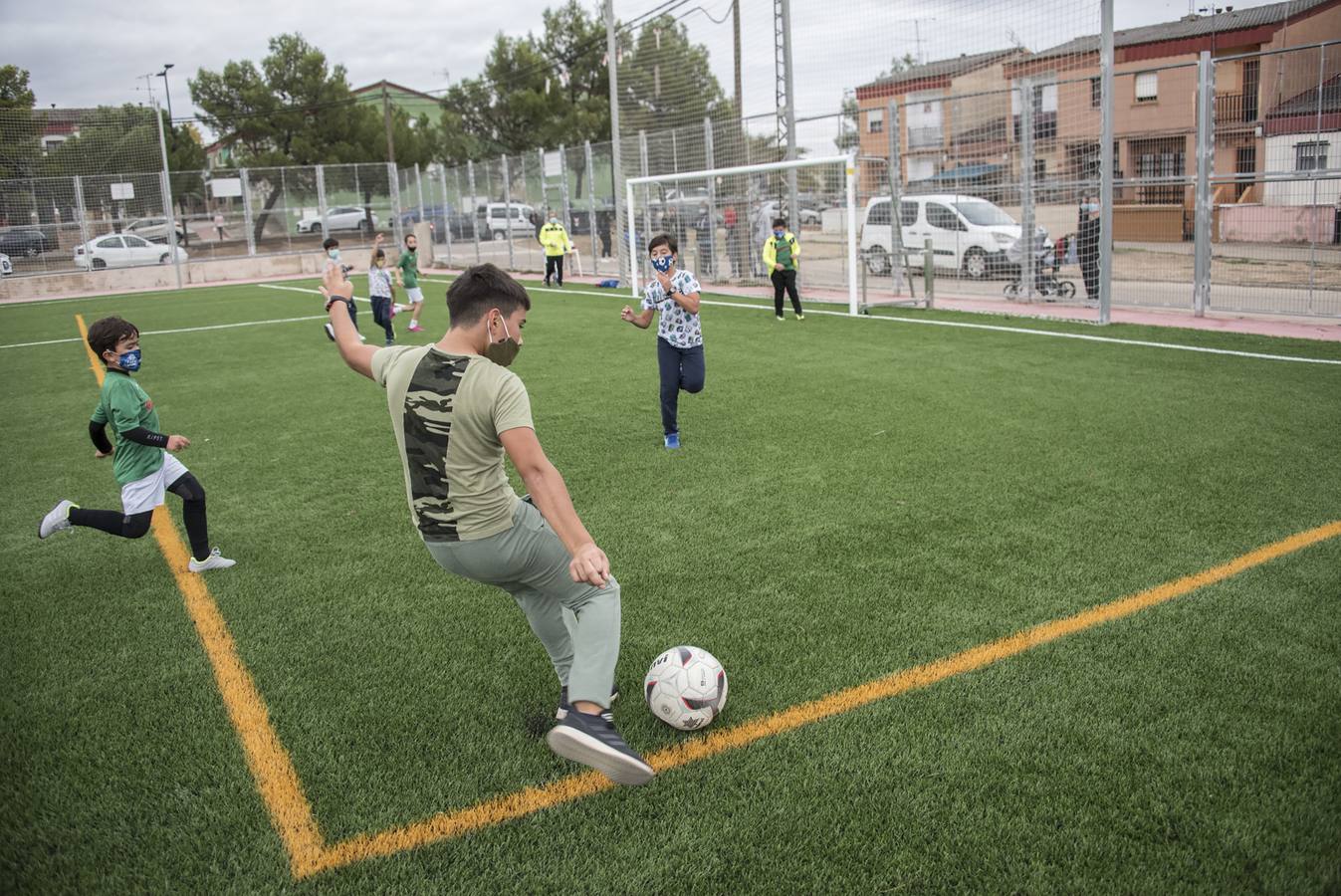 Niños juegan al fútbol en el nuevo campo del Cerro de Reyes