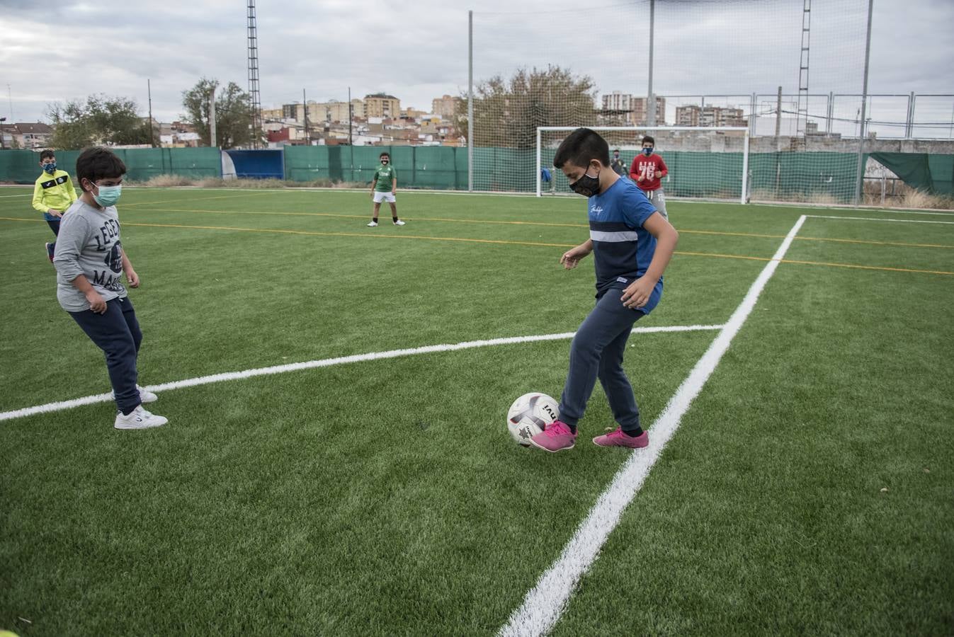 Niños juegan al fútbol en el nuevo campo del Cerro de Reyes