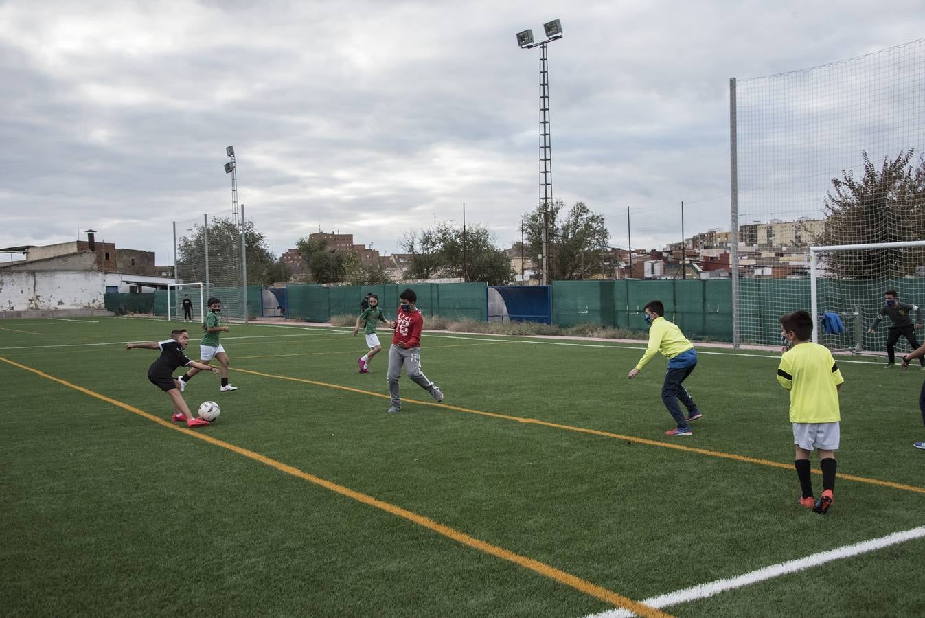Niños juegan al fútbol en el nuevo campo del Cerro de Reyes