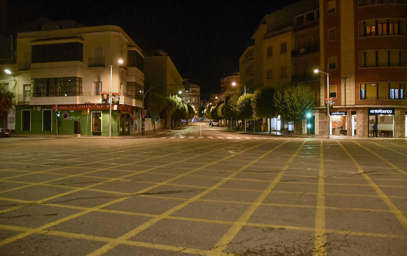 Fotos: Calles vacías en Cáceres y Badajoz por el toque de queda