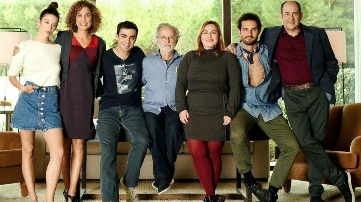 Equipo de actores de la película con Fernando Colomo al frente. 