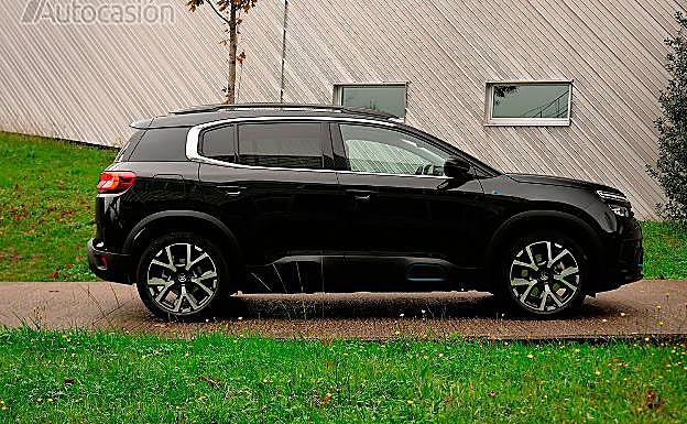 Sólo los logos, la tapa del enchufe y las llantas diferencian al PHEV del resto.