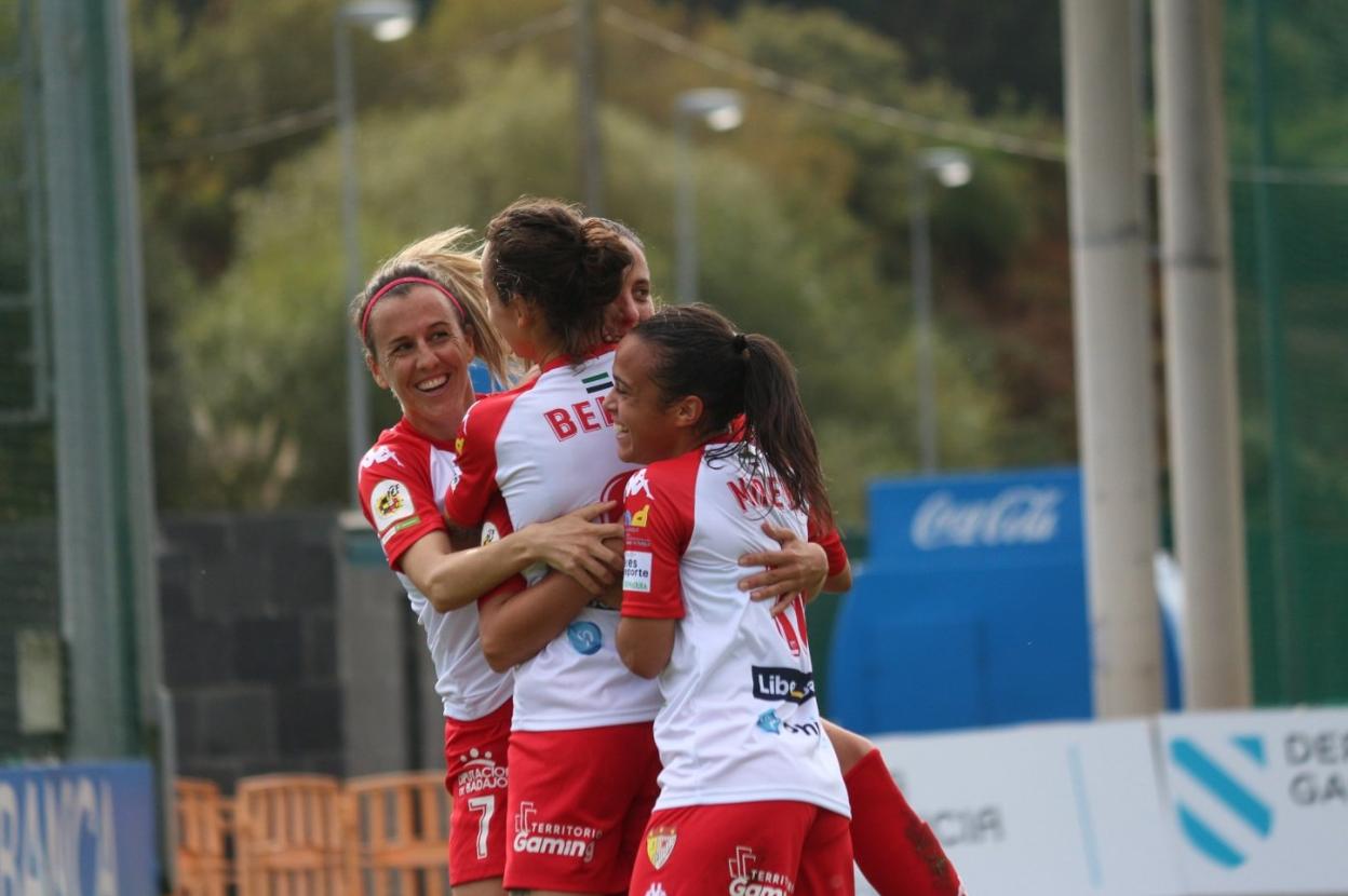 Las jugadoras del Civitas Santa Teresa celebran uno de los goles anotados ante el Deportivo. 