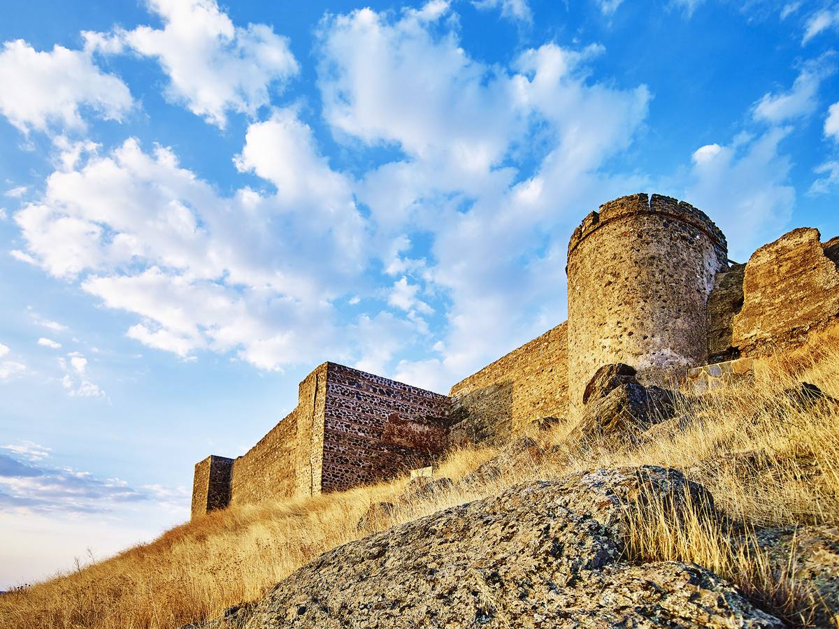 Flanco sur del castillo de Montemolín