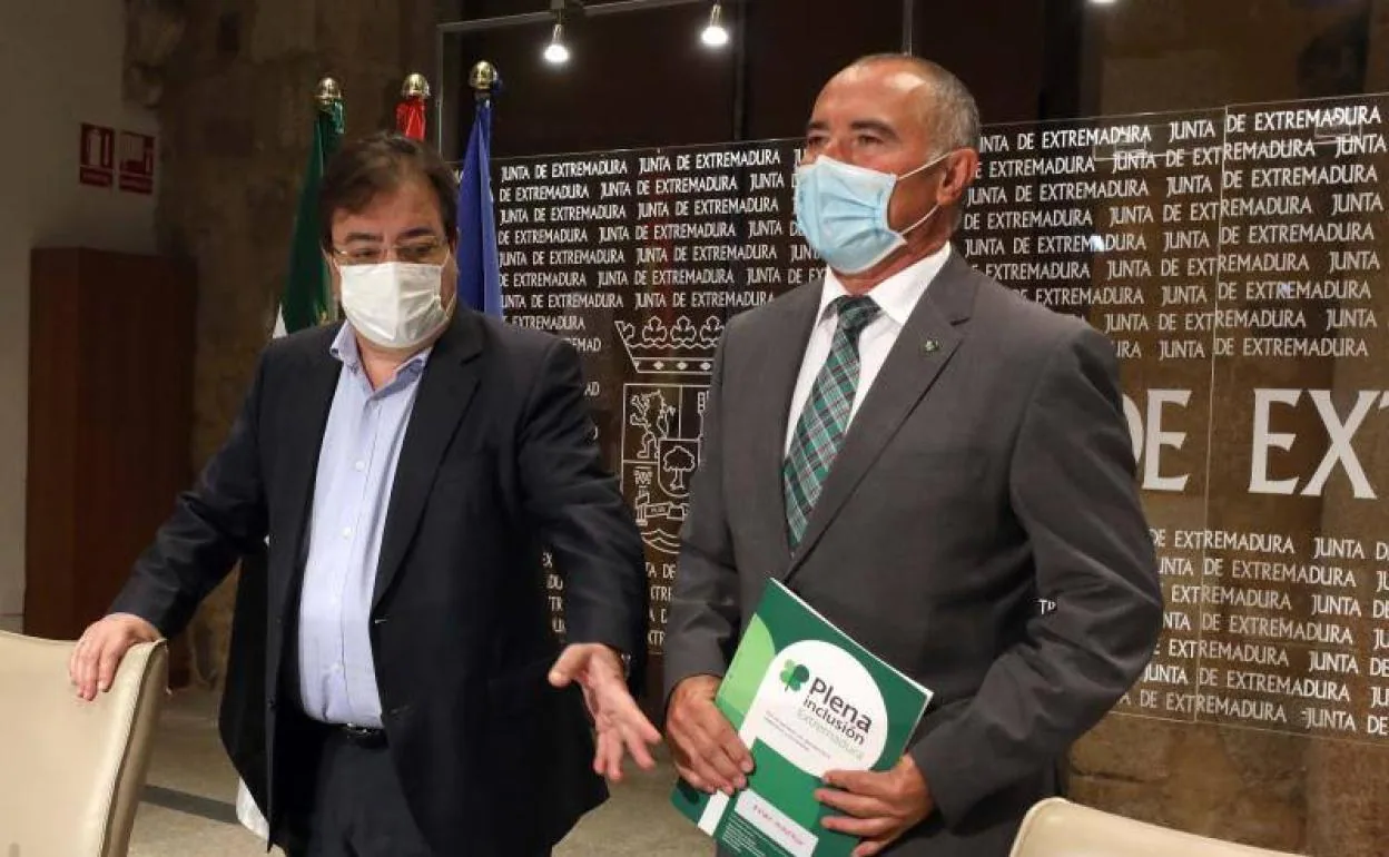 Guillermo Fernández Vara y el presidente de Plena Inclusión, Pedro Calderón