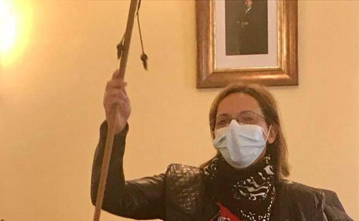 Milagrosa Hurtado, con el bastón de mando, tras ser proclamada alcaldesa de Brozas. 