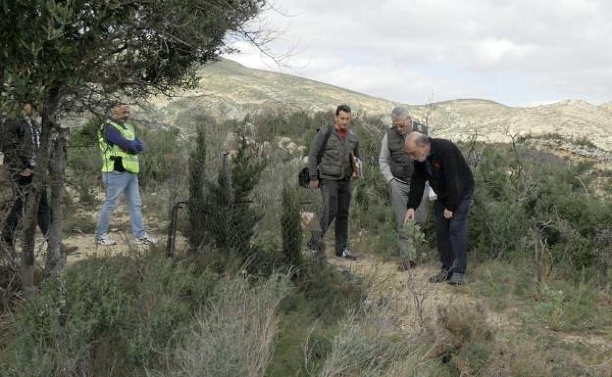 El forense Francisco Etxeberria y varios guardias civiles en el paraje donde aparecieron los cadáveres de las niñas. 