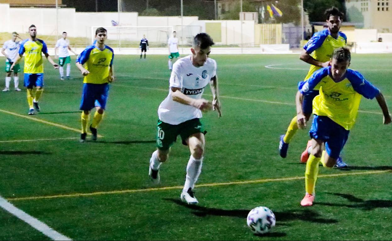 Buben trata de irse de un jugador del Tomares en la banda derecha.