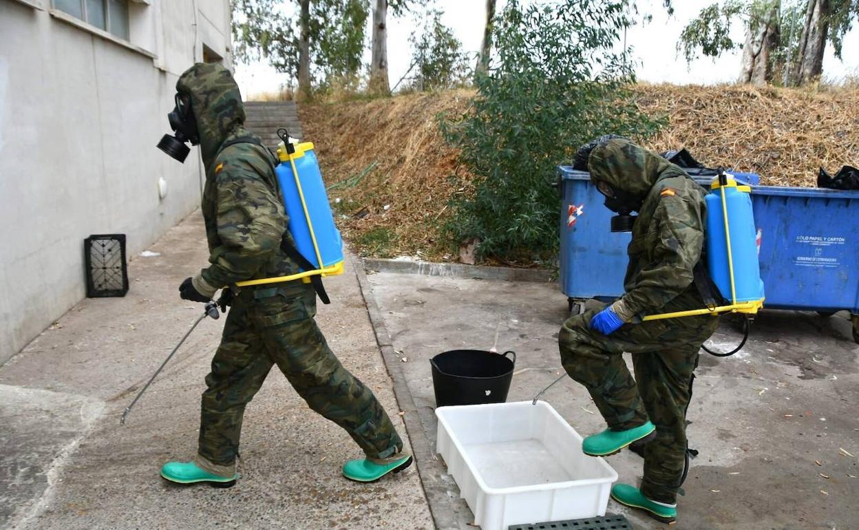 Efectivos de la Brigada Extremadura XI durante las labores de desinfección de la residencia de Olivenza. 