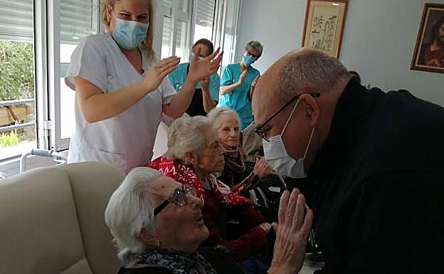 Varias trabajadoras del centro aplauden mientras los usuarios se divierten