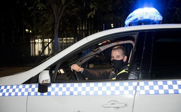 Imagen principal - Arriba, Javier Lozano, el jefe de servicio del turno nocturno del juevez al viernes; abajo, Juan Manuel Salgado, en la centralita desde donde vigila toda la ciudad; y a la derecha, los policías buscan alguna identificación de un hombre que no habla español. 