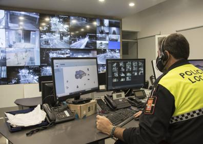 Imagen secundaria 1 - Arriba, Javier Lozano, el jefe de servicio del turno nocturno del juevez al viernes; abajo, Juan Manuel Salgado, en la centralita desde donde vigila toda la ciudad; y a la derecha, los policías buscan alguna identificación de un hombre que no habla español. 