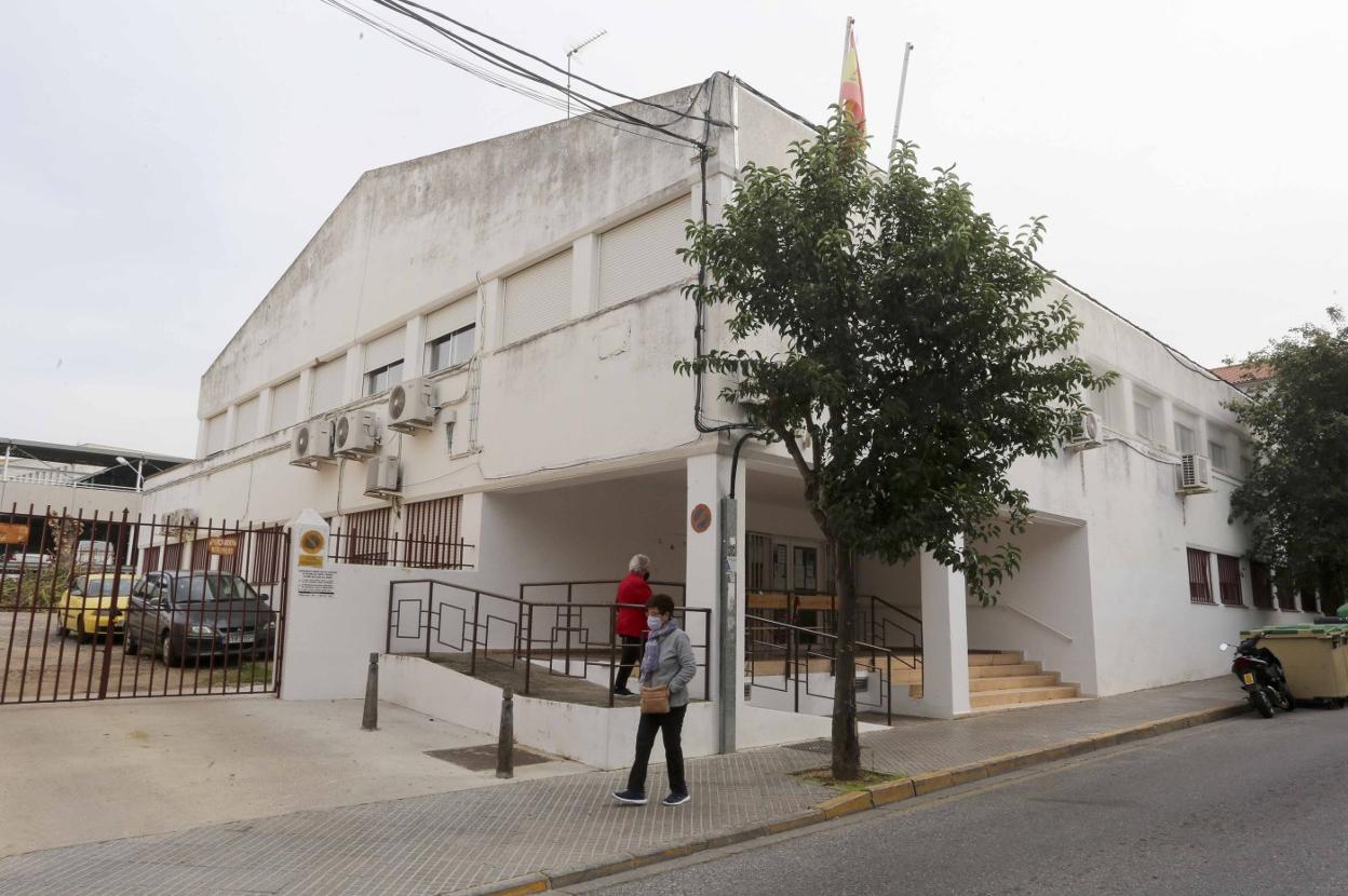 Fachada del centro de mayores Calvario, que se mejorará por dentro y por fuera. 