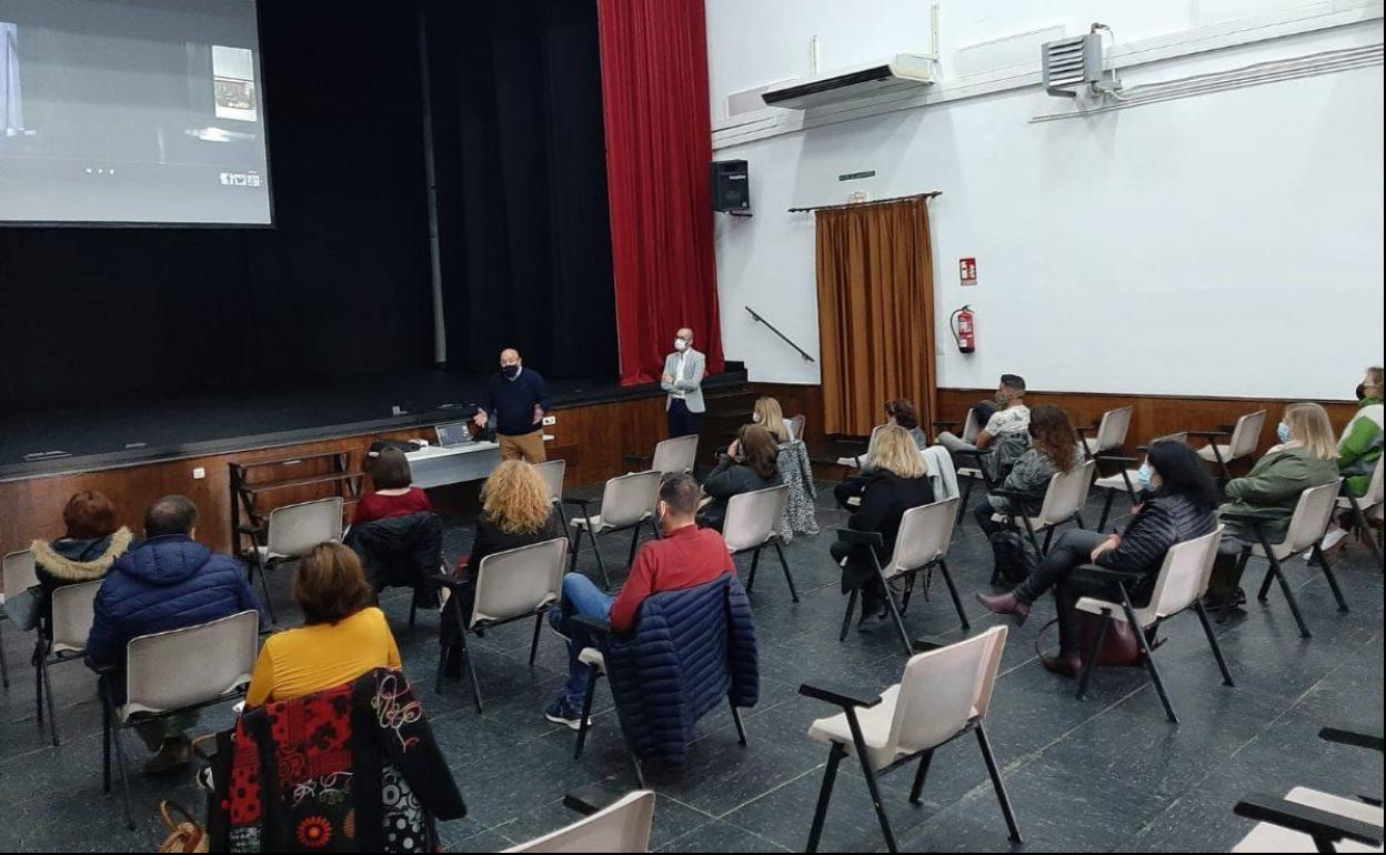 Reunión con los empresarios locales del III Plan de Emprendimiento 'En Malpartida'. 