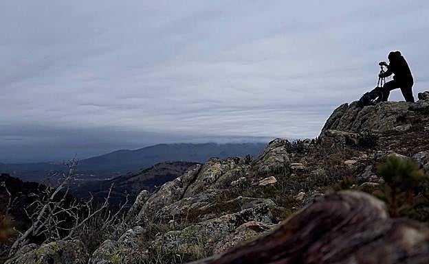 Imagen principal - Dos fotogramas de la película y un retrato de Pablo Maqueda.