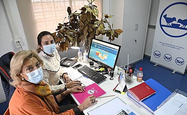 Cristina Herrera y Carmela De Lope muestran el supermercado 'on line' del Banco de Alimentos.