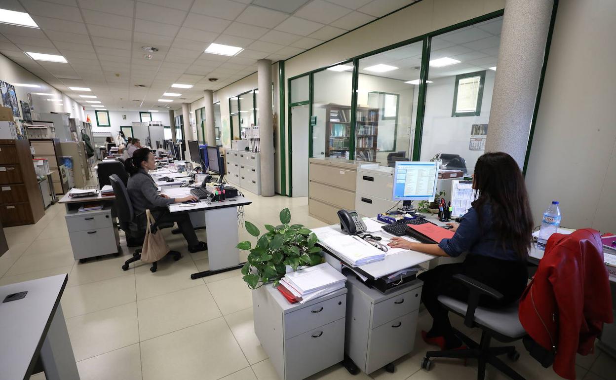 Trabajadores en una consejería de la Junta. 