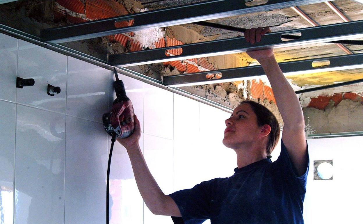 Foto de archivo de una instaladora de pladur.