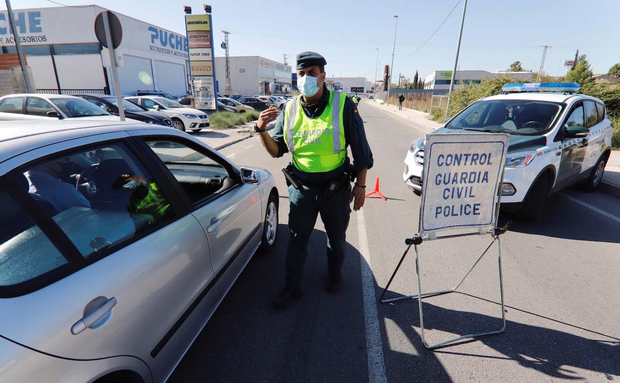 Control de la Guardia Civil en el acceso a un municipio. 