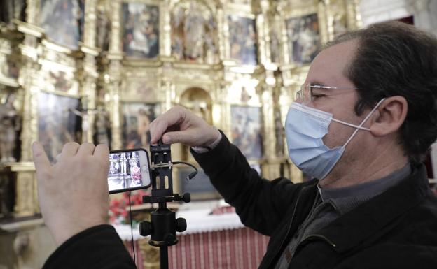 En el altar. Juanma García mostrando el equipo con el que graba las misas. 