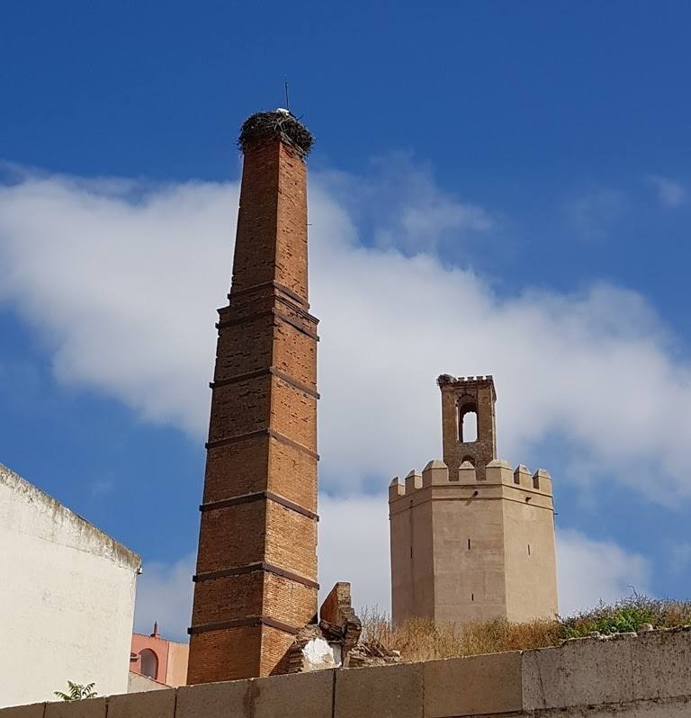 Frente a la Torre de Espantaperros. Antigua Fábrica de Hielos Norte y anteriormente Forja y Fábrica de Muebles y Carruajes Ramón Salas (Badajoz)