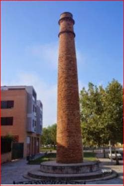 Chimenea industrial de una antigua fábrica de ladrillos, hoy da nombre a una urbanización.