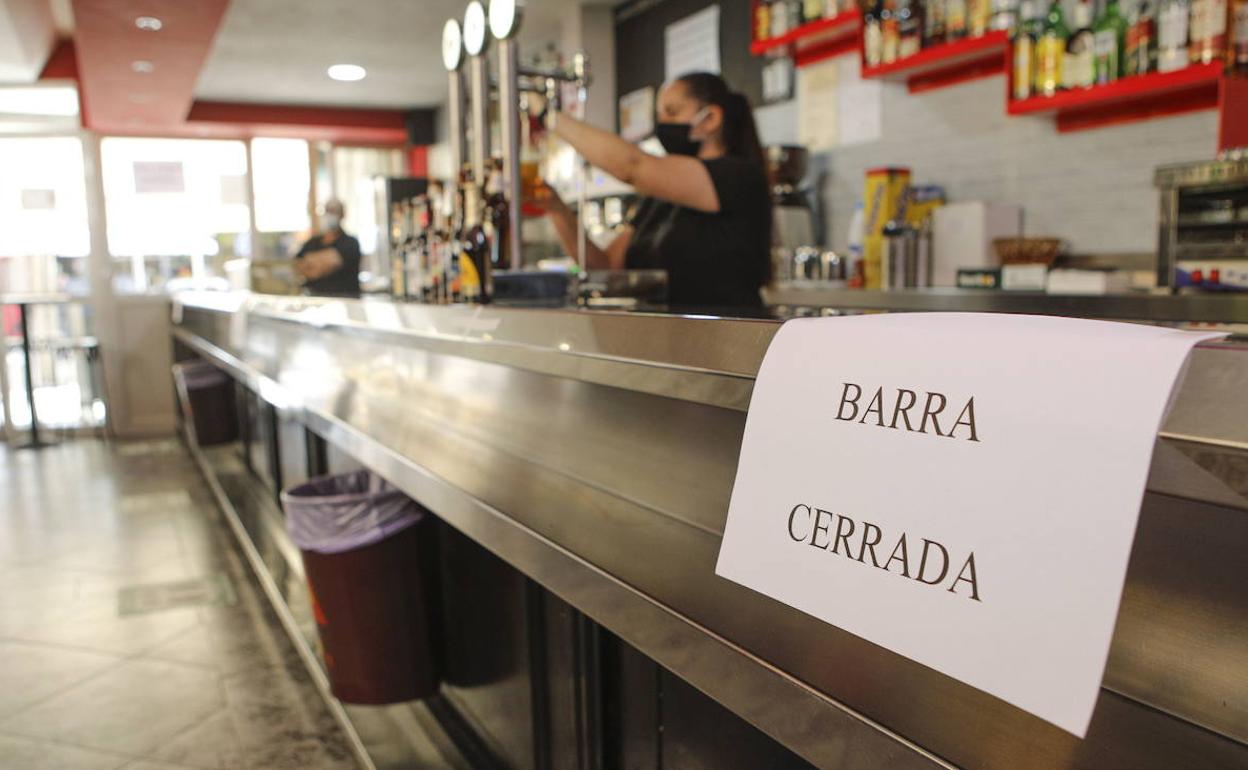 Barra cerrada en un bar de Cáceres. 