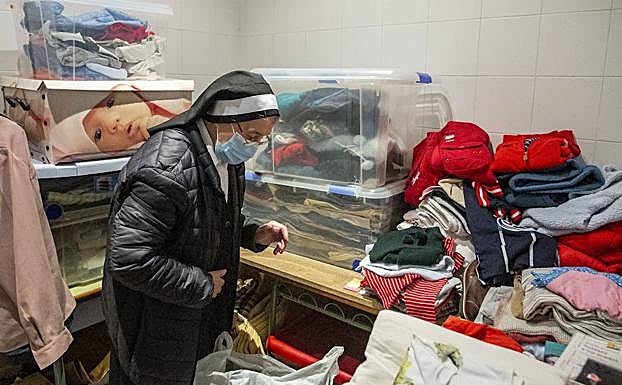 R.66. La iglesia de Jesucristo Resucitado ha sido la última en clausurar de forma temporal el ropero. «Hay miedo», dice el párroco.