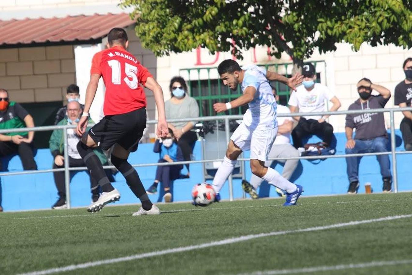 Las gradas del municipal calamonteño volvieron a ser ocupadas por multitud de aficionados que respetaron la distancia de seguridad