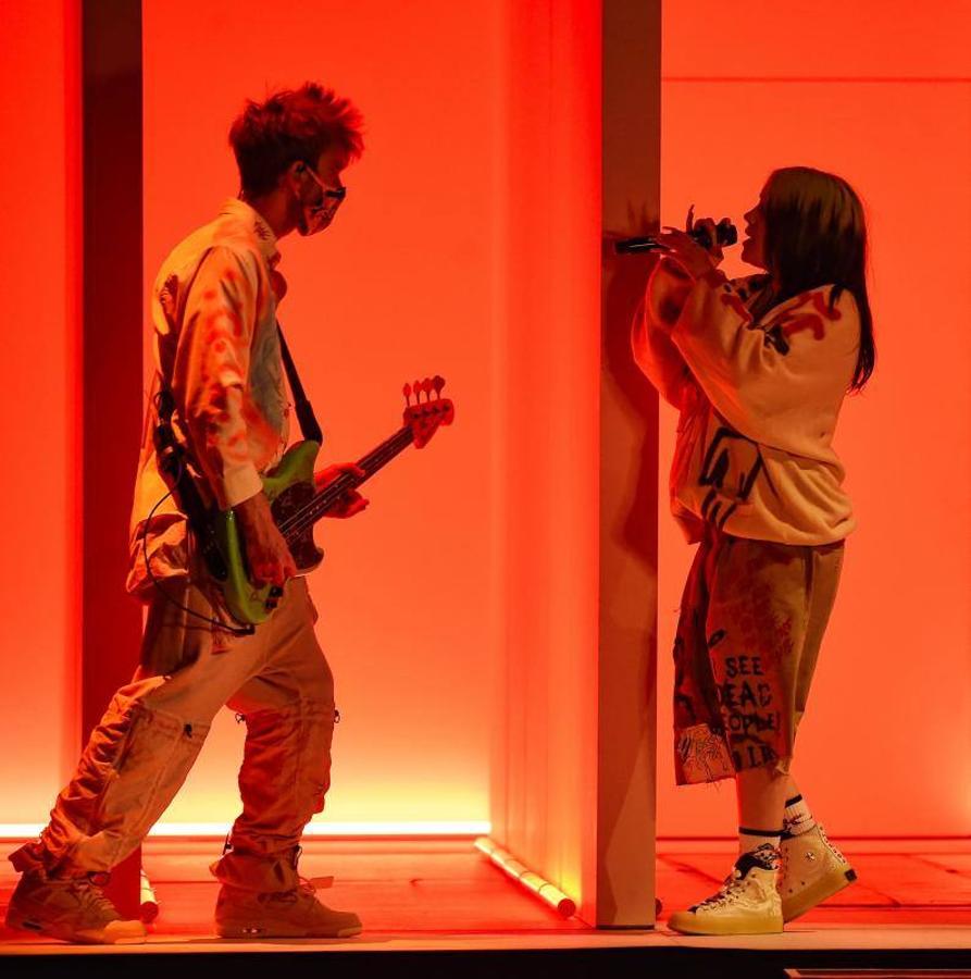 Billie Eilish y su hermano Finneas estrenaron en directo 'I Think Therefore I Am'.