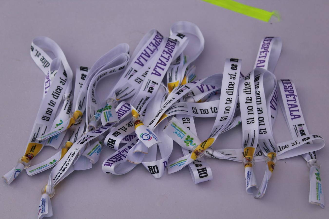 Algunas de las pulseras que aún quedaban por repartir